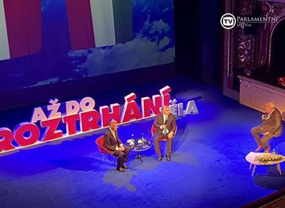 Viktor Orbán s Andrejem Babišem v divadle. Maďarský premiér dostal několik dárků...
