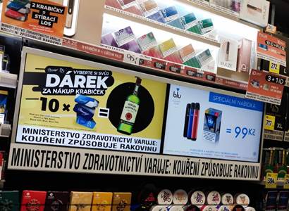 Prodejci cigaret podporují svůj odbyt nabídkou lihovin zdarma, odnáší to zdraví Čechů