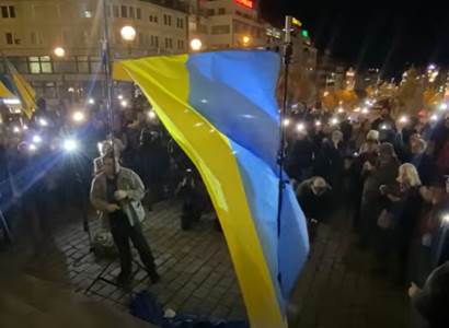 „Uvažování těch lidí je komické“. U Muzea jsme viděli show s ukrajinskou vlajkou