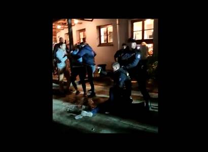 VIDEO „Hamáčkovo gestapo.“ Vylezli z hospody a plivli policii na auto. Slovo dalo slovo