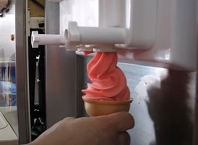 „Ženy lízají zmrzlinu a Syřanům to vadí.“ Německo žije novinkou