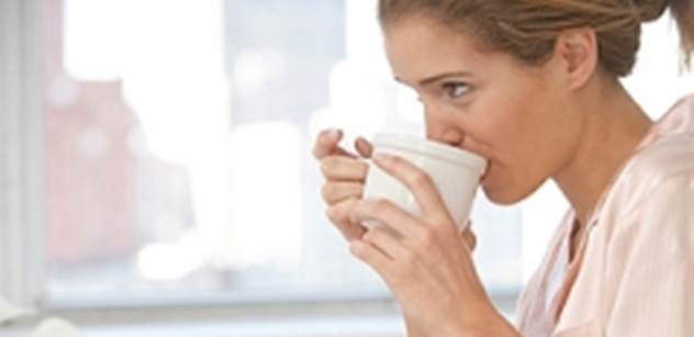 Časně vstávající by měli pít kávu ráno a ne večer
