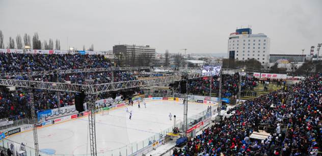 Tisíce hokejových diváků vzdaly hold novodobým válečným veteránům a armádě