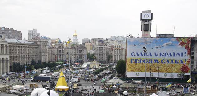Těsně vedle Ukrajiny se prý děje něco, co bychom měli vědět. Naštvaní lidé pořádají „Majdan“ proti vládě, která chce do EU