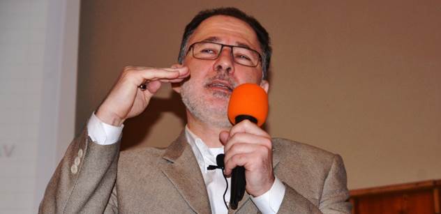 Žijeme v socialismu. Stát nás násilím nutí podporovat chudé, řekl ekonom před lidmi. Přišla řeč i na Babiše