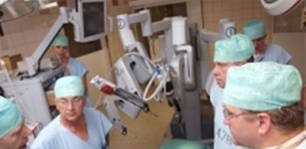 Lékařům Fakultní nemocnice Olomouc bude při operacích pomáhat robot