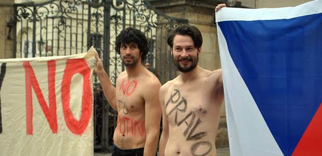 FOTO Polonazí aktivisté na Pražském hradě. Protestovali proti Zemanovi a Putinovi. A kancelář prezidenta reaguje...
