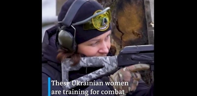 Vojáci nejsou, nastupují ženy. Na Ukrajině budou ve zbrani