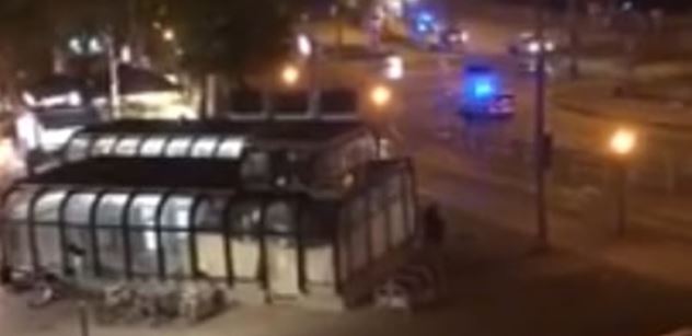Drastické VIDEO. Teror ve Vídni: Střelec v ulicích. Policista vážně zraněn, zabitý chodec. Další mrtví a zranění