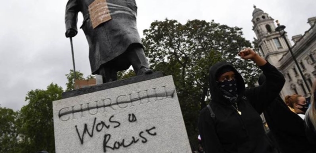 Posprejovaly sochu Churchilla v Praze, teď Čechům vzkazují: Taky jste rasisté, podívejte na Romy a uprchlíky!