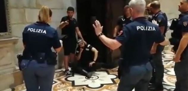 VIDEO Migrant dal v katedrále v centru Milána nůž na krk policistovi. Salvini chce tvrdý trest