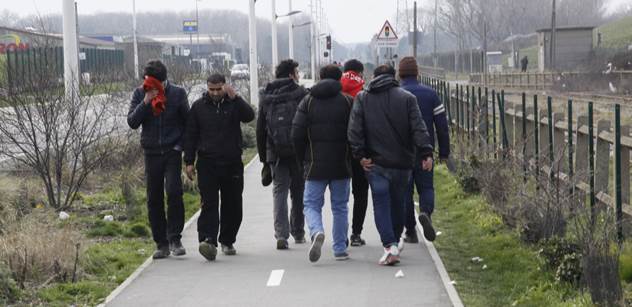 Uprchlíci v Calais dost přitvrdili. Mají sešité rty, drží hladovku a zde jsou jejich požadavky