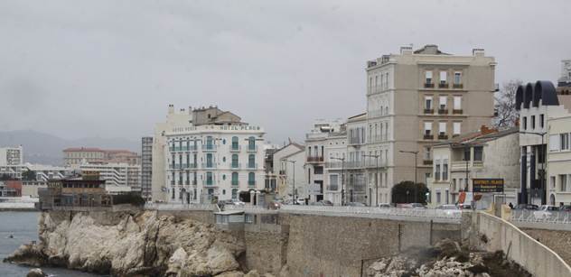 V Marseille stříleli maskovaní muži do mladých lidí, došlo i na přestřelku s policií