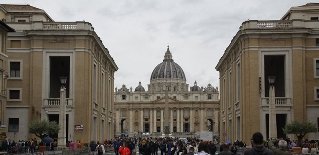 Uprchlíci odevšad. „Svatý otče, proč je neubytujete ve Vatikánu,“ nabádala literátka Fallaci. Politicky nekorektní reportáž z Říma