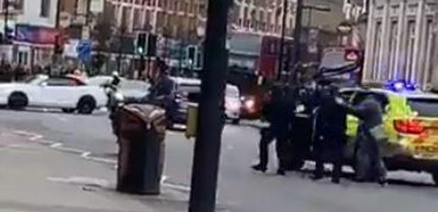 Islamista, tvrdí TV. Teror v Londýně: Nové informace. A další bodání, další krev
