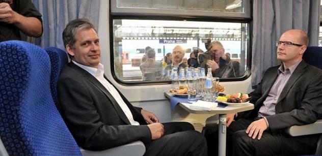 U stánku i ve vlaku: Sobotka neušel otázce, zda ho srazí puč v ČSSD