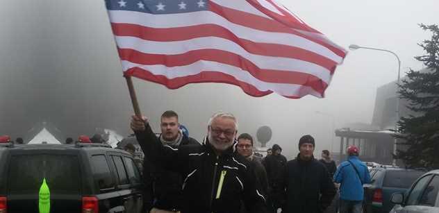 V Liberci lidé mrzli při čekání na americkou kolonu. Táhněte do Moskvy, pokřikovali na exposlance Vondrušku s praporem