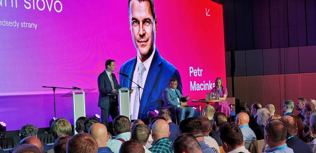 „Pravda je to, co je v televizi.“ Macinka zahájil sněm. A přišla smršť