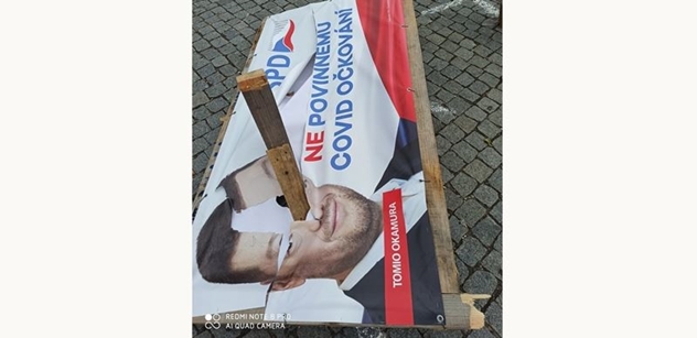 FOTO Rozkopaná reklama a výhrůžky. Kandidát SPD ukázal, co se mu odehrává přede dveřmi