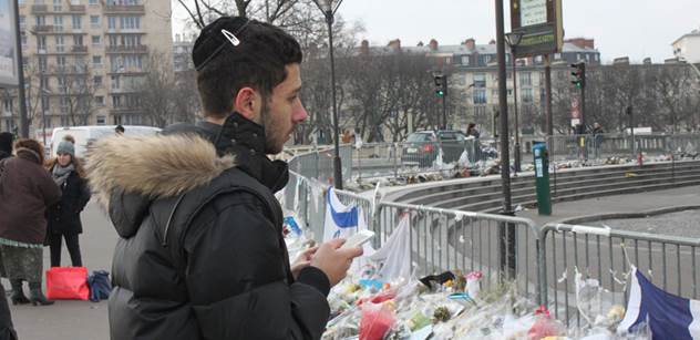 Charlie Hebdo vydává po útocích teroristů první běžné číslo