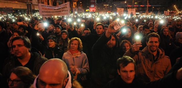 „Svoboda pláče!“, „Mříže pro Fica“, „Mafie!“ Bratislavské náměstí zaplavily desetitisíce lidí