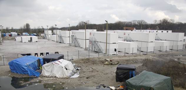 Peklo v Calais: Uprchlíci s motorovými pilami ohrožují lidi. Město volá armádu, policie je vyčerpaná