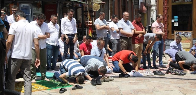 Muslimové modlící se v ulicích. A přiletěl kámen! Byli jsme v Severní Makedonii a zažili horký Balkán
