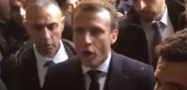 VIDEO: „Běžte pryč!“ Macron seřval Izraelce. Někam mu totiž vlezli