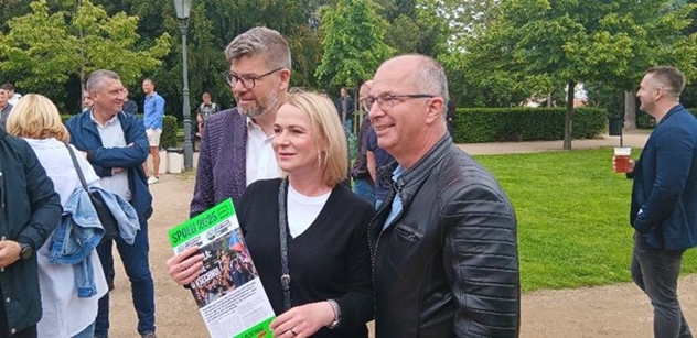 „Netetujeme si lvíčky na ruce, nechodíme jako bruselské hranolky.“ A pak přišla Černochová a přidržela Lipavskému tácek s klobásou