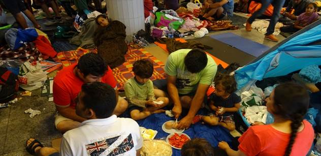 Brněnská Charita pomáhá uprchlíkům v Maďarsku. Odvezla jim deky a jídlo