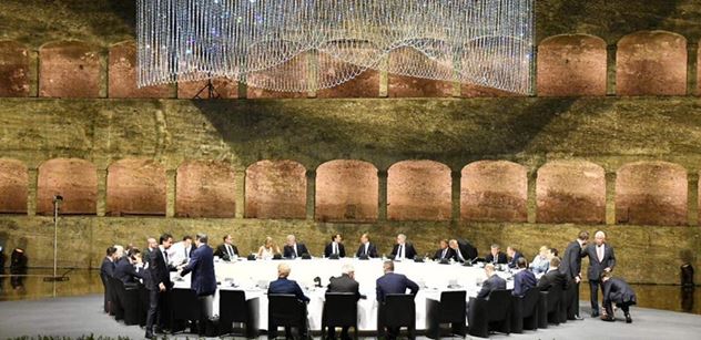 FOTO Mezitím na summitu EU: Dobře jednáme s Afrikou, řekla Mogherini. A náš Andrej Babiš měl program s Orbánem a s celou V4 