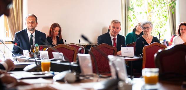 „Muži budou rodit děti.“ Bouře v Senátu. Vytažen i dokument od Válka