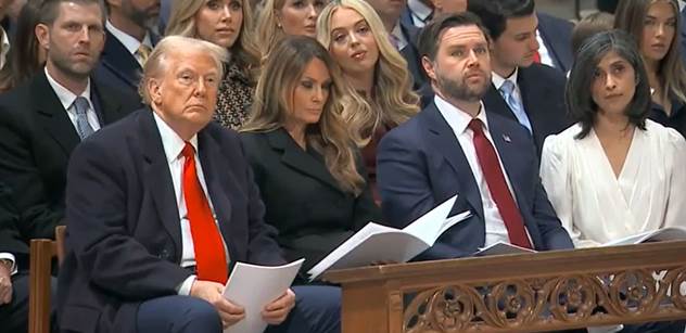 Trump a Vance se „ksichtili“ při levicové mši