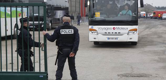 Smrad, binec, randál. Paříž opanovali uprchlíci a policie neví, kam dřív skočit