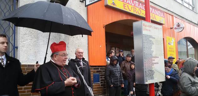 Kardinál Dominik Duka uctil v Liberci  signatáře Charty 77. Mají vlastní zastávku