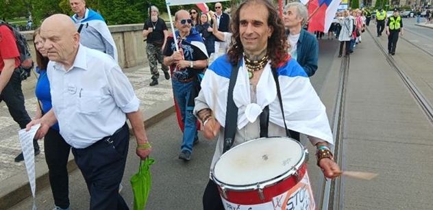 Nakopem ty vyvolence do zadnice. Omezování a zastrašování sem nepatří. I básník a bubeník protestovali proti Rakušanovi a vládě