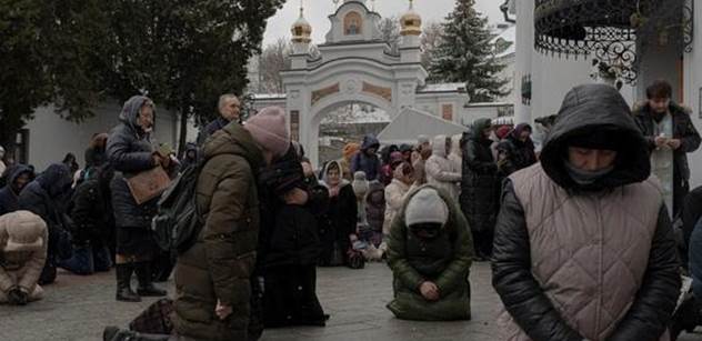 Kyjev ve válce s mnichy. Rozbíjejí národní jednotu, vysvětluje Zelenskyj