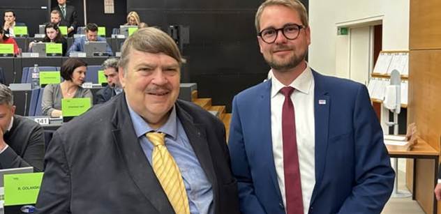 Sjezd landsmanšaftu: S Posseltem se začal bratříčkovat předseda parlamentní strany