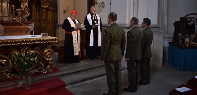 Armáda ČR: Tři vojenští kaplani složili při bohoslužbě v kostele sv. Jana Nepomuckého duchovní slib