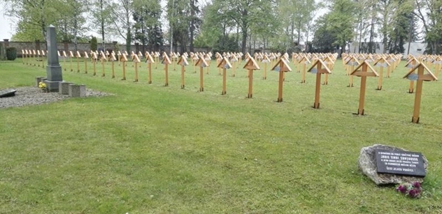 Šternberk: Na městském hřbitově byly obnoveny dřevěné kříže