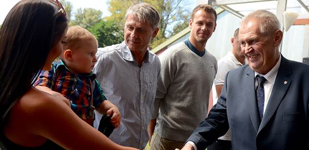 VIDEO Prezident Zeman vyrazil se sportovními hvězdami mezi děti. Po historce se zlomeninou jim doporučil jediný sport, kde se nefauluje