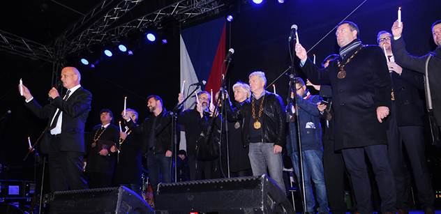 "Ostuda! Ostuda! Ostuda!" křičel zaplněný Staromák. Němcová se pustila do Zemana a rozbouřila masy lidí