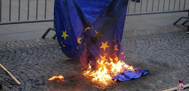 Zapálená vlajka Evropské unie, a přímo před Úřadem vlády. Máme exkluzivní FOTO 