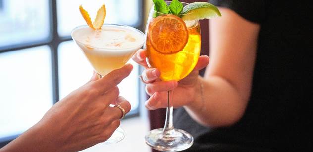 Léto přeje zábavě, ale státní kase tečou miliardy. Výrobci lihovin burcují před rozmachem černého trhu