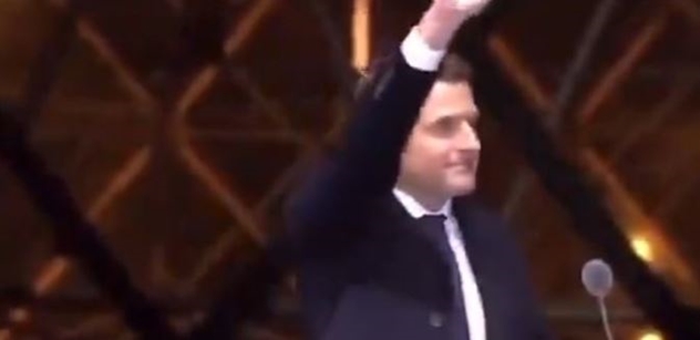 Muskova ruka vadila. Řeknete o Macronovi to samé? Drsná diagnóza z Kanady