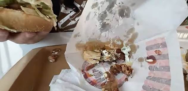 Hniloba, žluklé. „Křiví se huba.“ A účtenku nedali. Šok z jídla, které prodávali v Teplicích