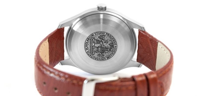 Univerzita Karlova a český výrobce hodinek PRIM připravili speciální absolventské hodinky