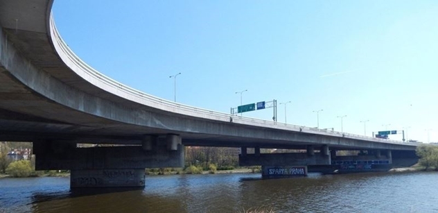 Silničáři na Barrandovském mostě vyznačí omezení vynucená jeho opravou