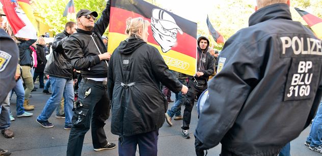 Strach obchází německou veřejností. Bojí se zmínit o uprchlících, islámu či vlastenectví. Zde je to černé na bílém