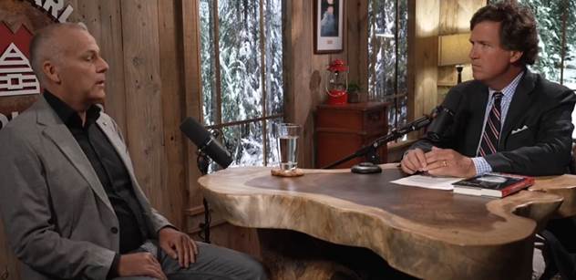 Konspirační teorie kolem covidu? Vyslechl Carlson, který mluvil s Putinem